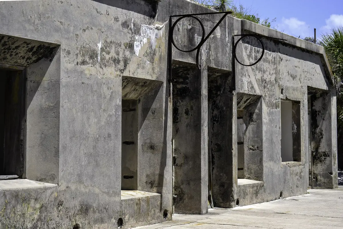 Ruínas de concreto desgastadas de um antigo prédio militar